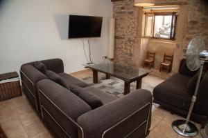 - un salon avec un canapé et une table dans l'établissement vivienda turistica EL PATIO, à Saucelle
