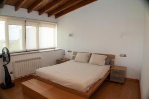 - une chambre avec un lit et une fenêtre dans l'établissement vivienda turistica EL PATIO, à Saucelle