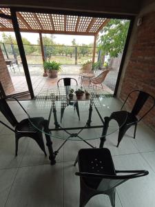 una mesa de cristal y sillas en un patio en CASA PEQUEN, en Santa Cruz
