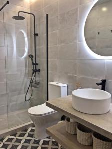 y baño con bañera, aseo y ducha. en Charme do Largo - Apartamento en Lagoa