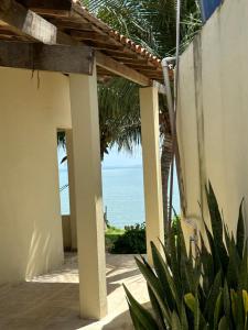 uma vista para o oceano a partir de uma casa em Pousada Vila Matury em Icapuí