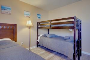 - une chambre avec deux lits superposés et une lampe dans l'établissement Seaside Heights Condo with Deck Walk to Boardwalk!, à Seaside Heights