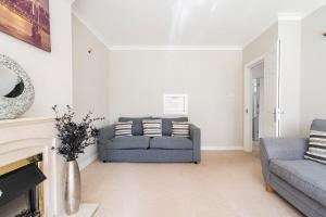 a living room with a couch and a fireplace at Spacious Home- Great transport links and location- Families- contractors- professionals in Watford