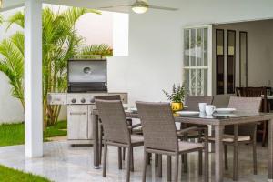 a dining room with a table and chairs at CASA HANNAH CON ALBERCA PRIVADA in Puerto Vallarta
