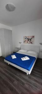 a bedroom with a bed with a blue blanket at La Llua Alghero in Alghero