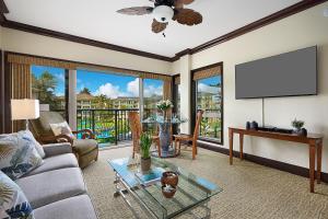 - un salon avec un canapé et une table dans l'établissement Waipouli Beach Resort Luxury Ocean View Condo, à Kapaa