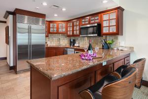 Köök või kööginurk majutusasutuses Waipouli Beach Resort Luxury Ocean View Condo