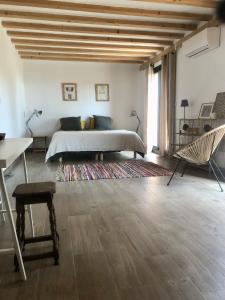 a bedroom with a bed and a table and a chair at La Casa Del Racou in Argelès-sur-Mer