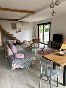 ein Wohnzimmer mit einem Sofa und einem Tisch in der Unterkunft La Casa Del Racou in Argelès-sur-Mer