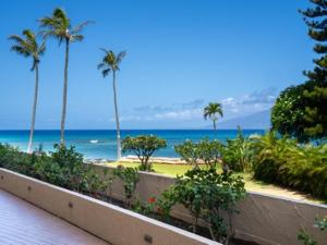 vista su una spiaggia con palme e sull'oceano di Royal Kahana Maui by OUTRIGGER a Lahaina