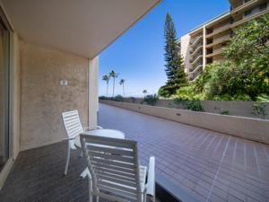 un patio con 2 sillas y una mesa en el balcón en Royal Kahana Maui by OUTRIGGER, en Lahaina