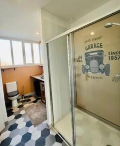 a bathroom with a shower and a toilet in a room at Maison 5 personnes in Mansigné