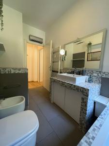 y baño con lavabo, aseo y espejo. en Kibilù - San Donato vicinanze IRCCS Policlinico, en San Donato Milanese