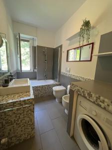y baño con lavabo y lavadora. en Kibilù - San Donato vicinanze IRCCS Policlinico, en San Donato Milanese