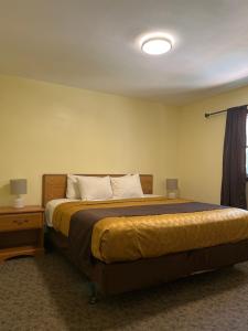 Postel nebo postele na pokoji v ubytování All Star Inn & Suites