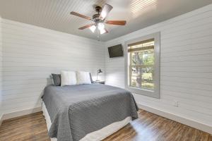 um quarto com uma cama e uma ventoinha de tecto em Pet-Friendly Texas Home with Furnished Patio and Grill em Graford