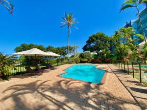uma piscina num resort com palmeiras em Sumelda 3 em Margate