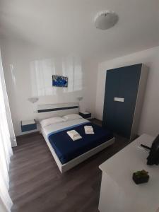 um pequeno quarto com uma cama e uma secretária em La Llua Alghero em Alghero