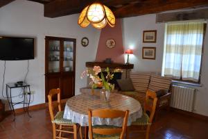 sala de estar con mesa y sofá en VILLA VITELLINO, en Castiglione del Lago