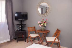 a room with a table and two chairs and a mirror at Cozy Guest Studio Apartment in Downtown Boquete in Boquete