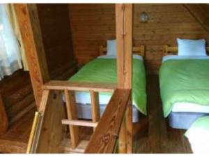 軽井沢町にあるKaruizawa Sunny Village - Vacation STAY 57947vのキャビン内の二段ベッド2台が備わる客室です。