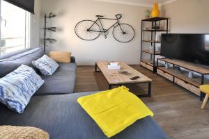 a living room with a couch and a bike on the wall at Atico frente al museo Dali in Figueres