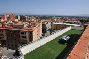 a view from the roof of a building with a green lawn at Atico frente al museo Dali in Figueres