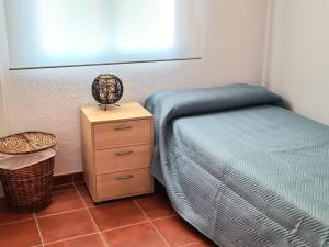 Un dormitorio pequeño con una cama y una mesita de noche. en Apto Aldea del Coto, en Chiclana de la Frontera 6 fotos más