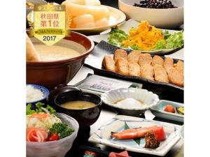 una mesa cubierta con muchos tipos diferentes de comida en Oyasukyo Onsen Ryokan Tarobee - Vacation STAY 56803v en Yuzawa