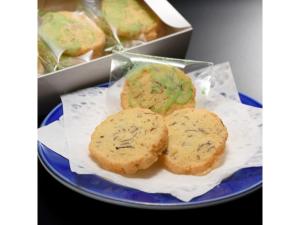 four cookies on a blue plate with a box of food at Oyasukyo Onsen Ryokan Tarobee - Vacation STAY 56803v in Yuzawa