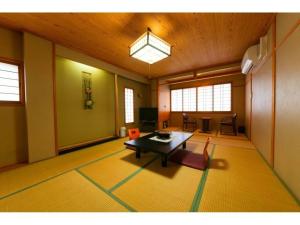 sala de estar con mesa y sillas en Yuzennoyado Toukai - Vacation STAY 57658v, en Ureshino