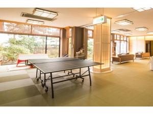 - une table de ping-pong au milieu d'une pièce dans l'établissement Yuzennoyado Toukai - Vacation STAY 57658v, à Ureshino