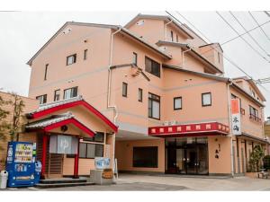 un edificio en una calle al lado de una tienda en Yuzennoyado Toukai - Vacation STAY 57658v, en Ureshino