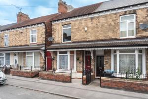 Une rangée de maisons en briques dans une rue dans l'établissement Ephphatha 4 Beds Central A63 3 Bedrms Free Wifi, à Hull