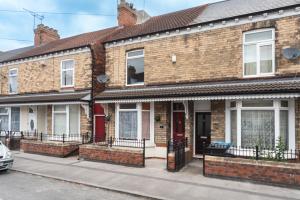 a row of brick houses on a street at Ephphatha 4 Beds Central A63 3 Bedrms Free Wifi in Hull