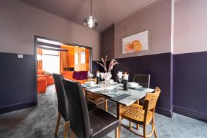 uma sala de jantar com mesa e cadeiras em Ephphatha 4 Beds Central A63 3 Bedrms Free Wifi em Hull