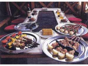 stół z kilkoma talerzami żywności w obiekcie Karuizawa Sunny Village - Vacation STAY 57953v w mieście Karuizawa