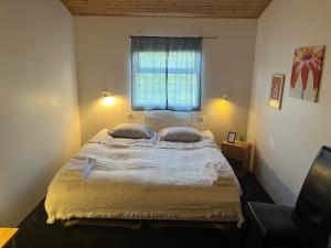 Ένα ή περισσότερα κρεβάτια σε δωμάτιο στο Engimyri Lodge