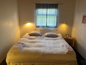 Ένα ή περισσότερα κρεβάτια σε δωμάτιο στο Engimyri Lodge