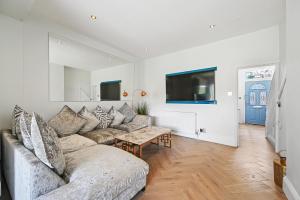 ein Wohnzimmer mit einem Sofa und einem Tisch in der Unterkunft Wembley Luxury Residence- Opulence House in London