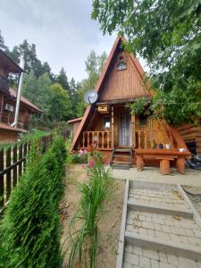una cabina nel bosco con una recinzione di Noclegi Domki NIEDŹWIEDZIA GÓRKA a Czarna