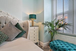 ロンドンにあるWembley Luxury Residence- Opulence Houseのベッドルーム1室(ベッド1台、ランプ、植物付) +36枚の写真