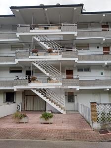 um edifício com escadas ao lado em Apartamento La Riberuca em Suances