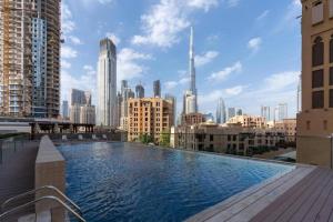 Bazén v ubytování Burj Khalifa View - Downtown - 2BR+Maid nebo v jeho okolí