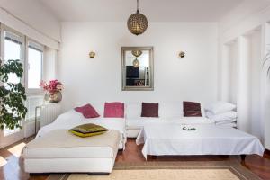 sala de estar con 2 camas y sofá en Villa Pušić en Dubrovnik