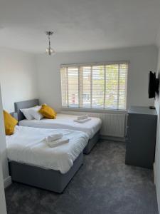 A bed or beds in a room at 3 bed luxury open plan living