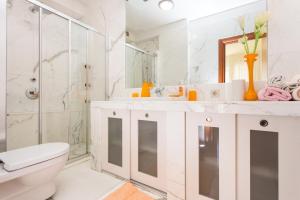 Un baño con inodoro, lavabo y ducha. en Villa Pušić, en Dubrovnik 36 fotos más
