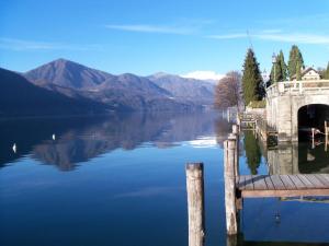 a view of a lake with mountains in the background at Le Palme Apartment in Gargallo