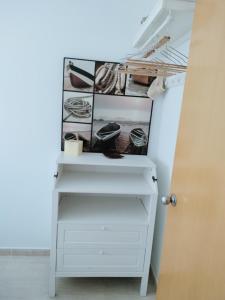 una cómoda blanca en un armario con zapatos en Villazen, en Les Cases d'Alcanar