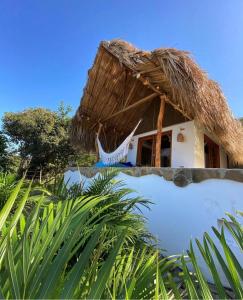 a thatch roofed house with a thatched roof at Kamajorú Ecohabitat in Tubará